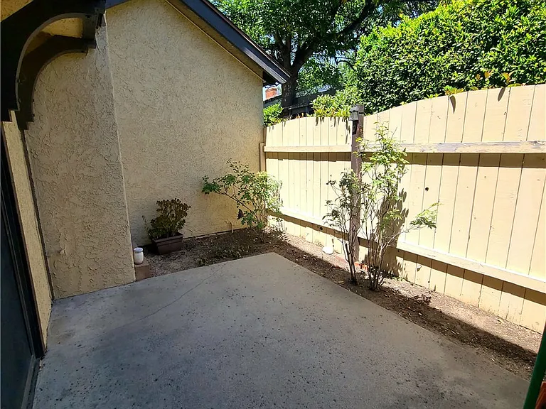 881 W Huntington Dr #G — Photo 6