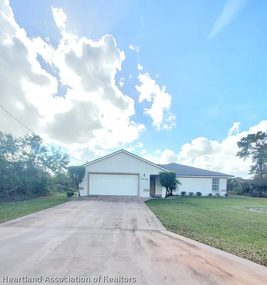 4 bed, 2.0 bath, 1588 sqft, $1,600 — Photo 1