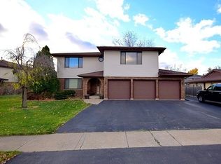 584 Rush St APT B, Roselle, IL 60172