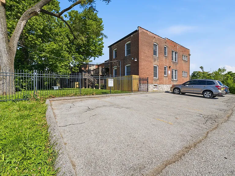 5750 Pershing Ave #2W — Photo 23