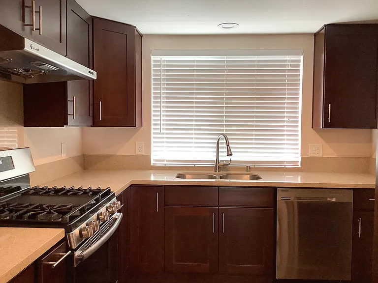 428 S Monterey St — Photo 3