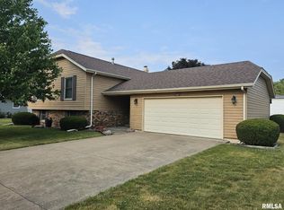1123 15th St, Silvis, IL 61282