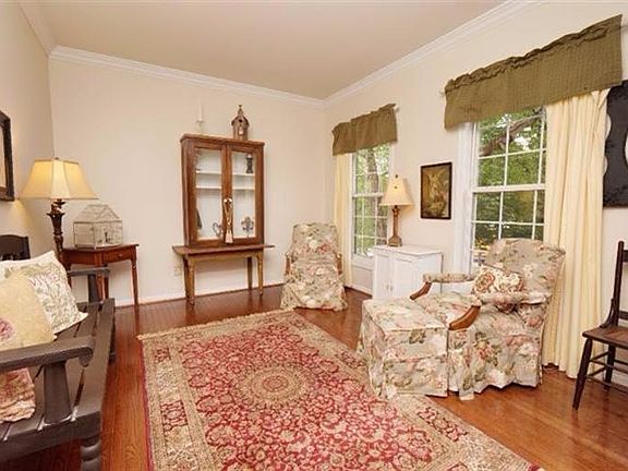 4th image of 1032 Westchester Way
