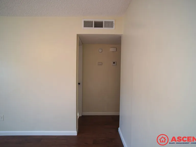 4324-4338 Columbus St — Photo 6