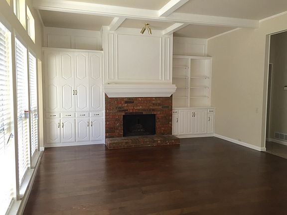 3rd image of 810 Torrey Pines Ln