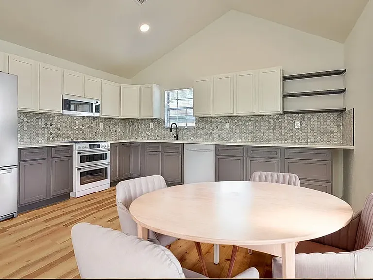 3803 N Redmond Ave — Photo 2