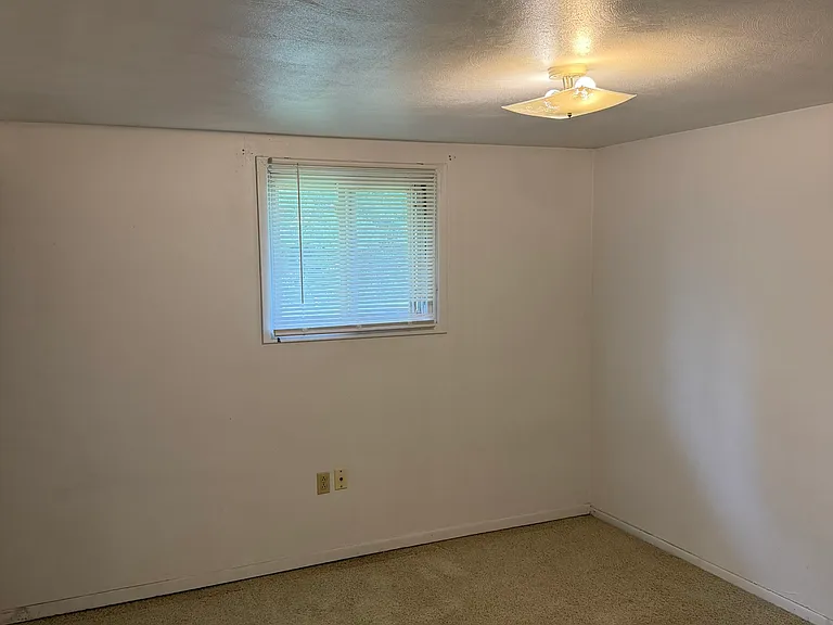 661 Grove Ln — Photo 6
