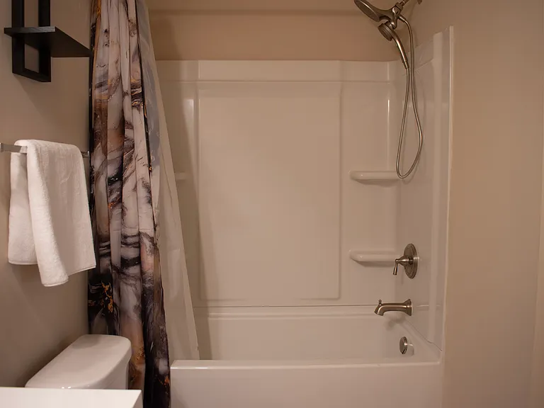 Upstairs Full Bathroom