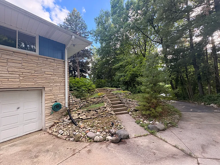 3580 Slinger Rd — Photo 2