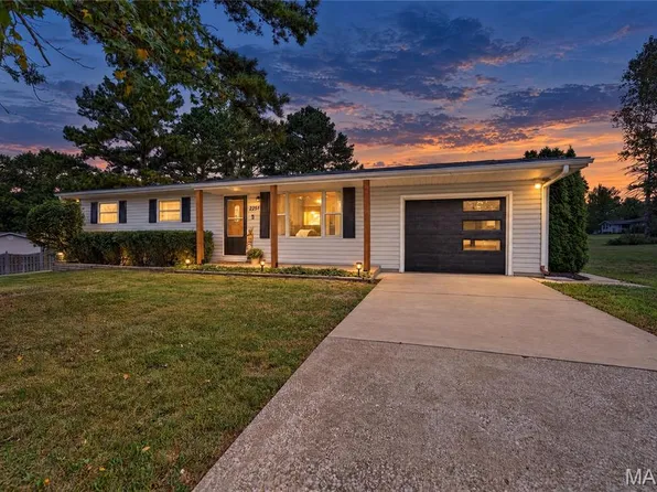 2251 Holly Dr, Wentzville, MO 63385