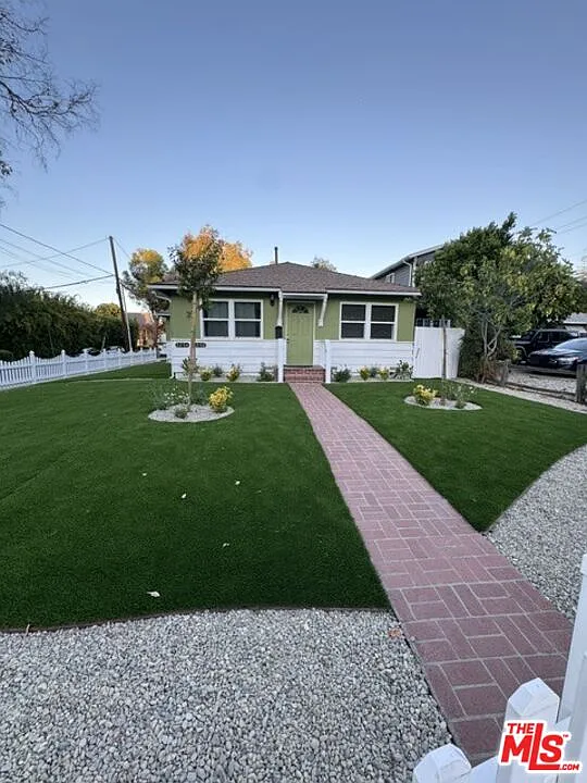 5252 Canoga Ave