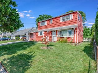 275 Eastlake Ave, Massapequa Park, NY 11762