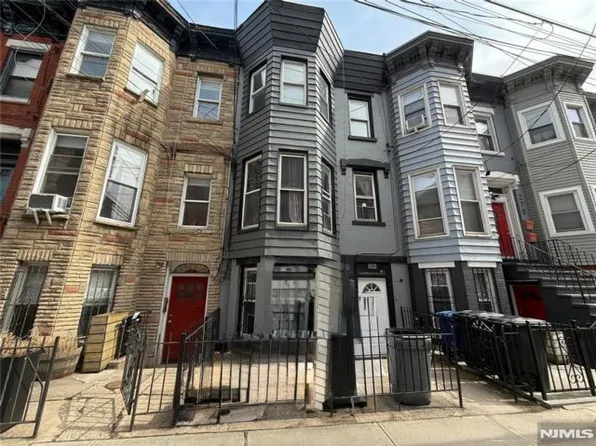 270 1/2 Summit Ave Floor 1, Jersey City, NJ 07306