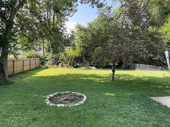 4th image of 1117 North Dr