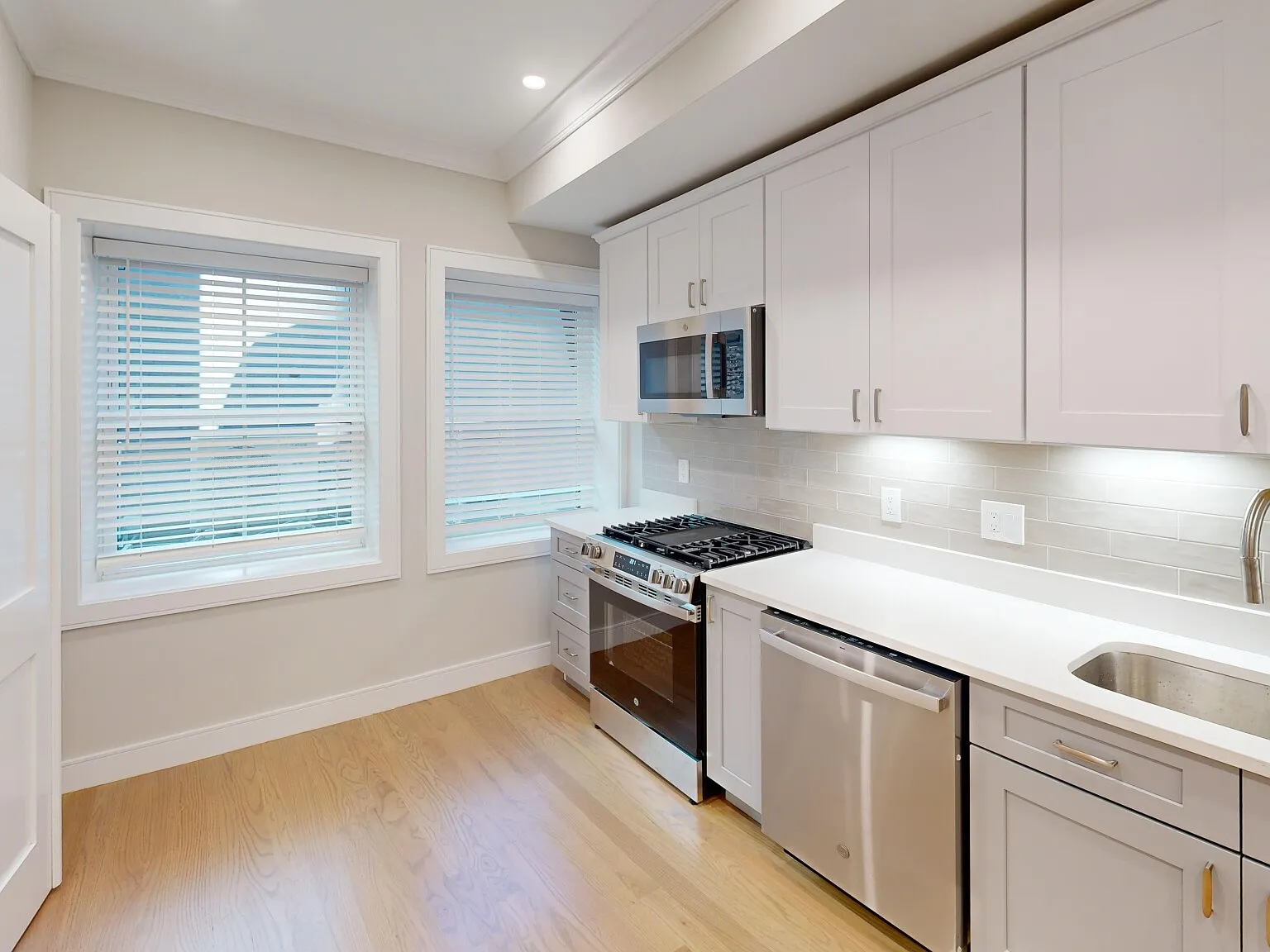 3 bed, 1.5 bath, 1100 sqft, $5,995 — Photo 2