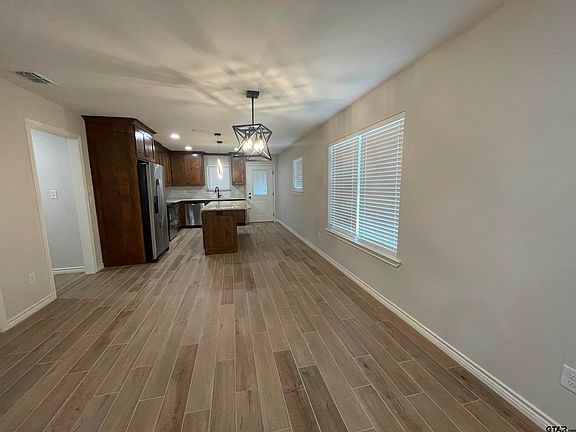 4th image of 926 S Academy Ave