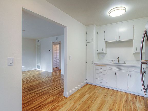 5th image of 1530 Boston Ct #115