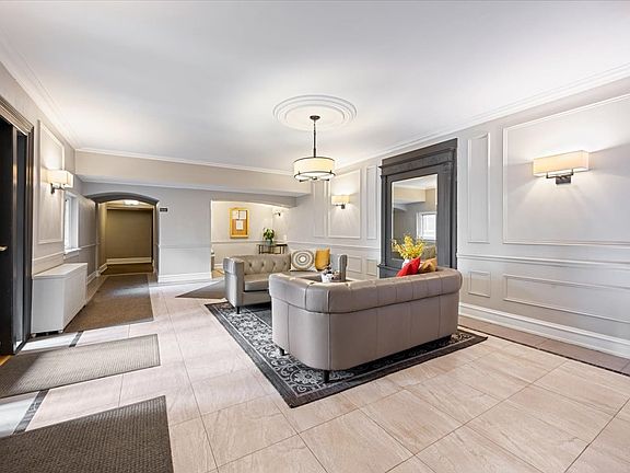 4th image of 609 W Stratford Pl APT 3B