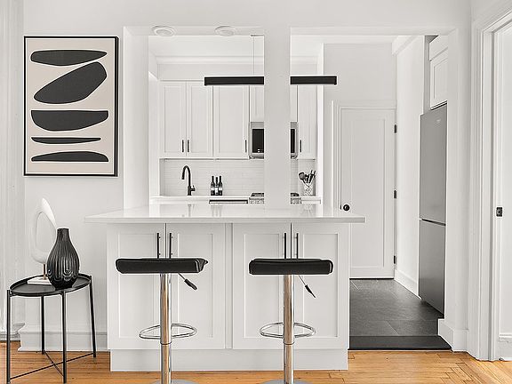 3rd image of 321 W 55th St APT 32