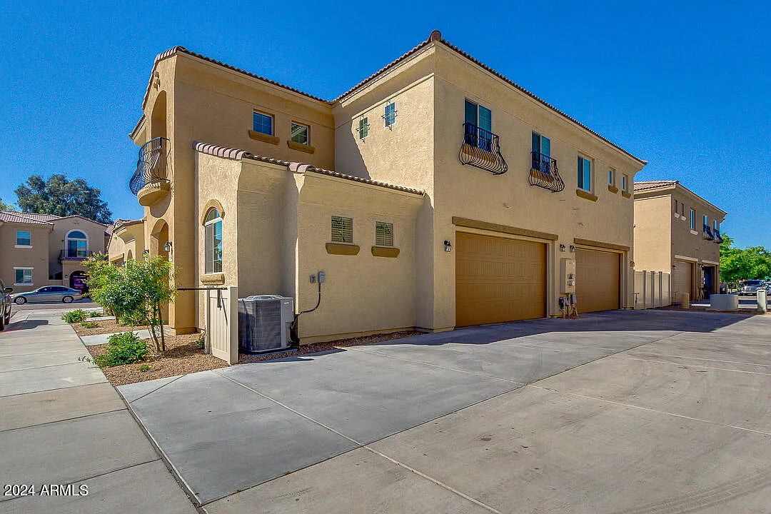 3 bed, 2.5 bath, 1550 sqft, $2,200 — Photo 3