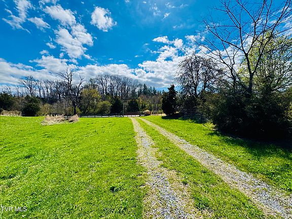 5th image of 639 Saylor Hill Rd