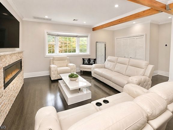 5th image of 11 Insley Ave