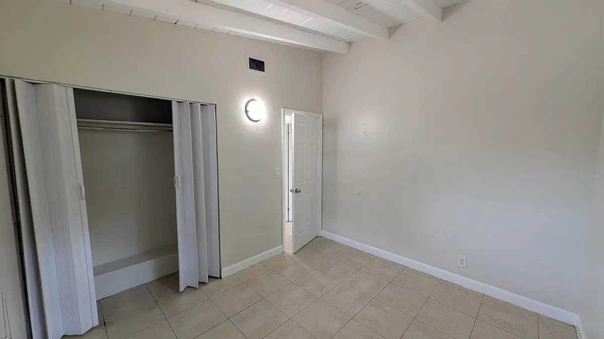 1553 NW 15th Avenue - 1553 NW 15th Avenue — Photo 3