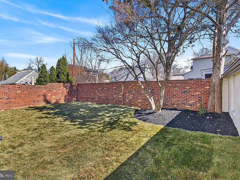 1607 N Glebe Rd — Photo 41