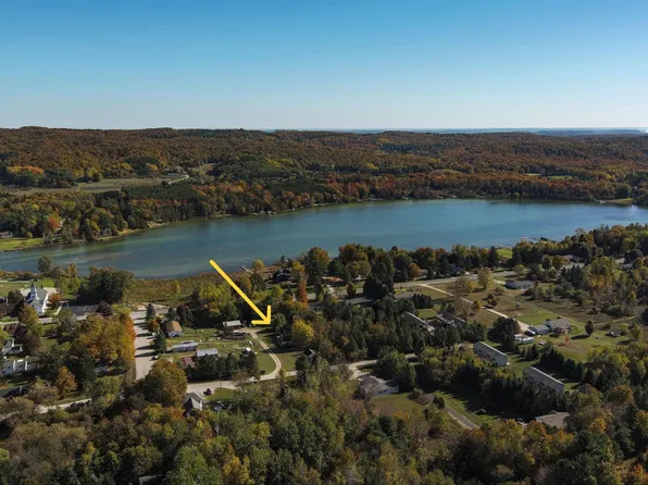 512 S Lake Shore Dr, Lake Leelanau, MI 49653