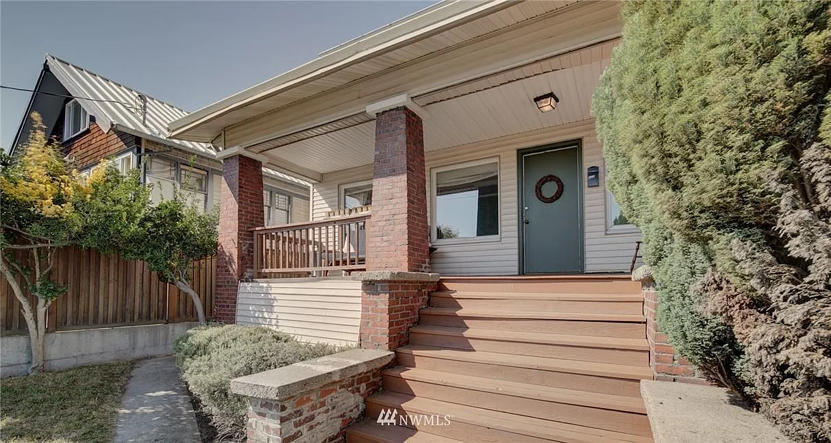 420 NE 43rd St — Photo 1
