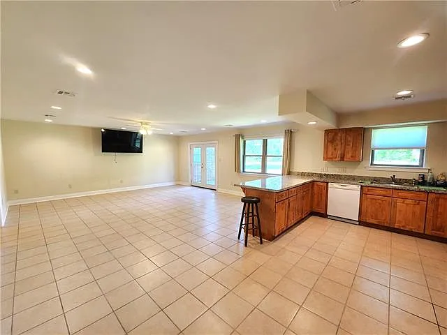 3 bed, 2.0 bath, 2218 sqft, $2,700 — Photo 3