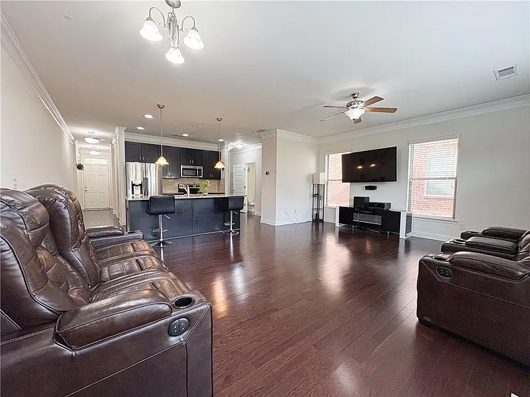 10643 Naramore Ln — Photo 6