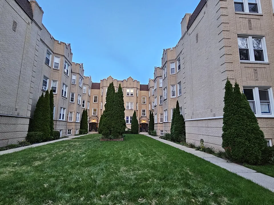 6545 N Francisco Ave #2B