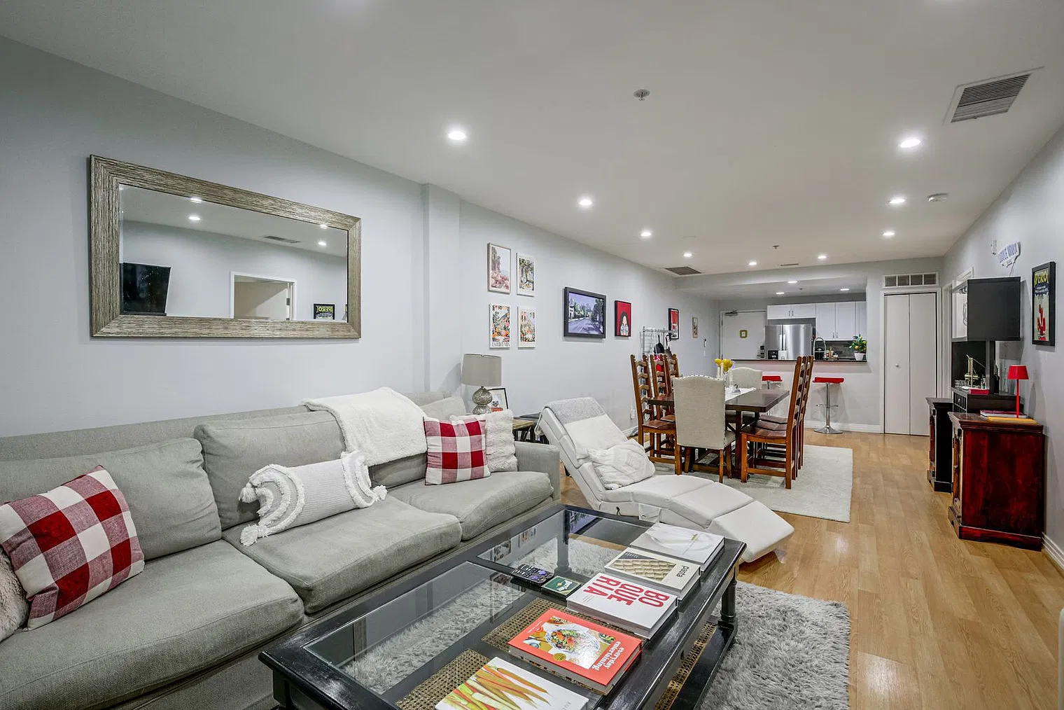 2 bed, 2.0 bath, 1022 sqft, $4,580 — Photo 2