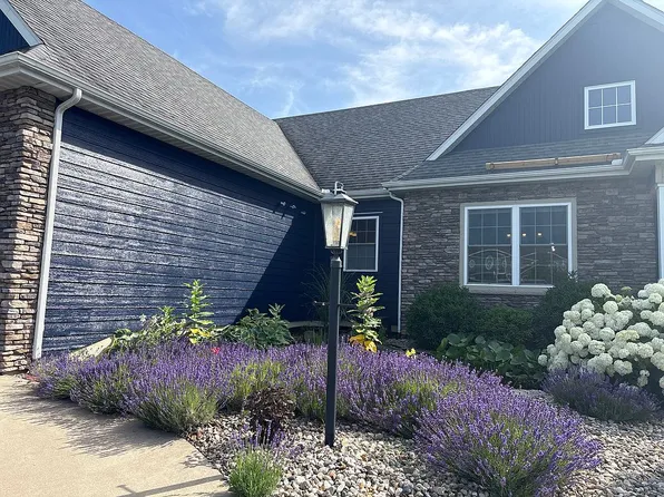 2400 Bay Pointe Dr, Saint Joseph, MI 49085