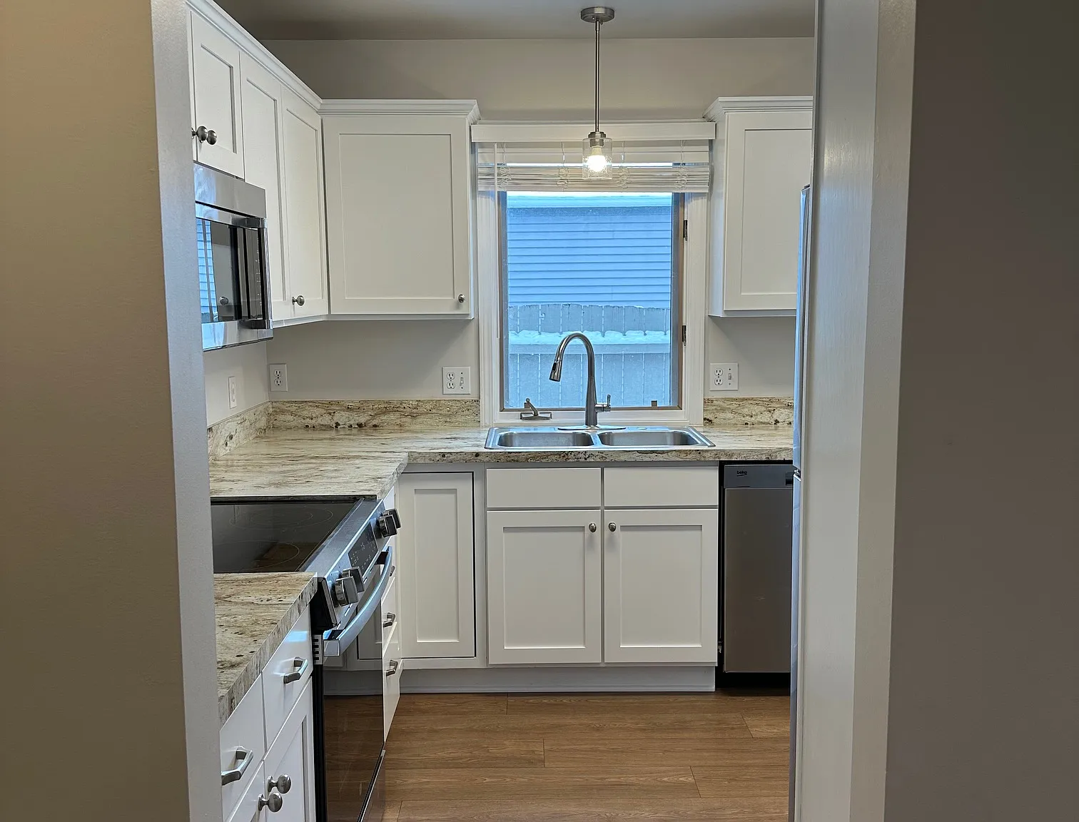 3 bed, 2.5 bath, 2400 sqft, $2,300 — Photo 2