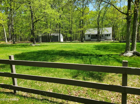 113 Center Trl, Hawley, PA 18428