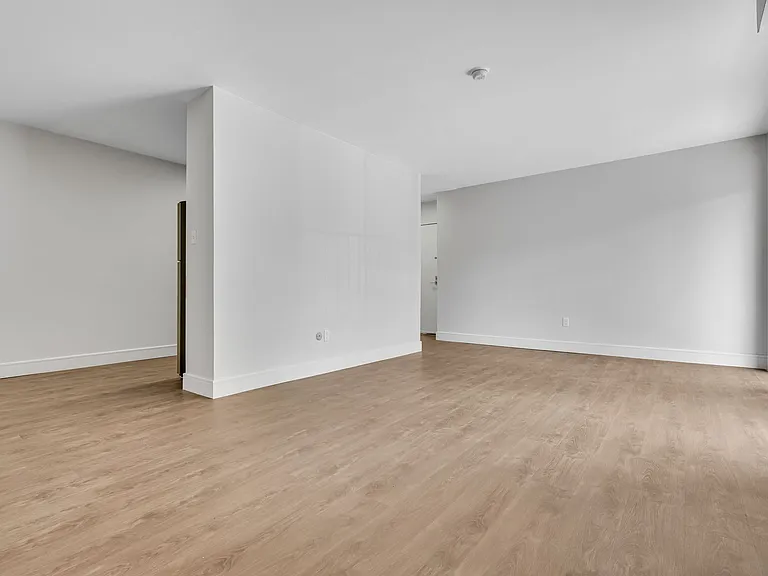 Ambassador Apartments — Photo 14