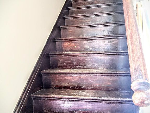 Rear entrance to 17 steps to 2nd floor