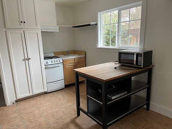 2nd image of 844 Oak Ln