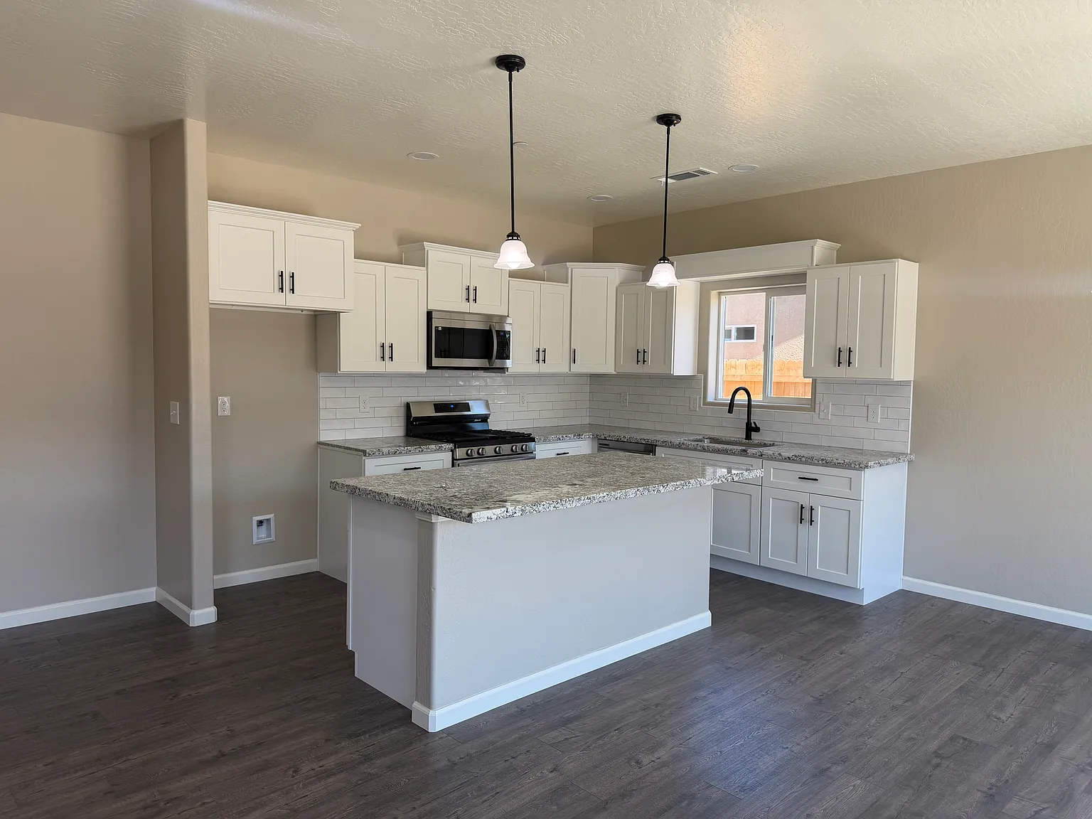 4 bed, 1528 sqft, $2,400 — Photo 2