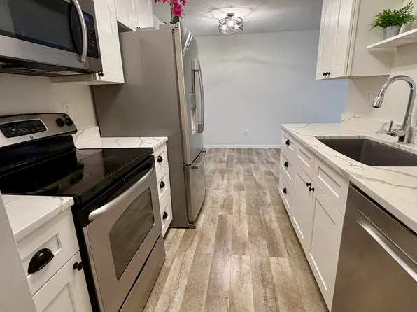 2800 Hillsboro Ave N, New Hope, MN
