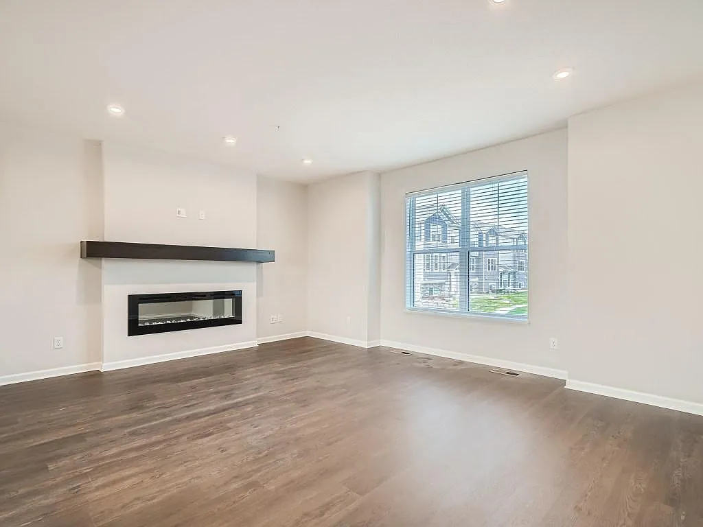 3 bed, 1942 sqft, $2,550 — Photo 2