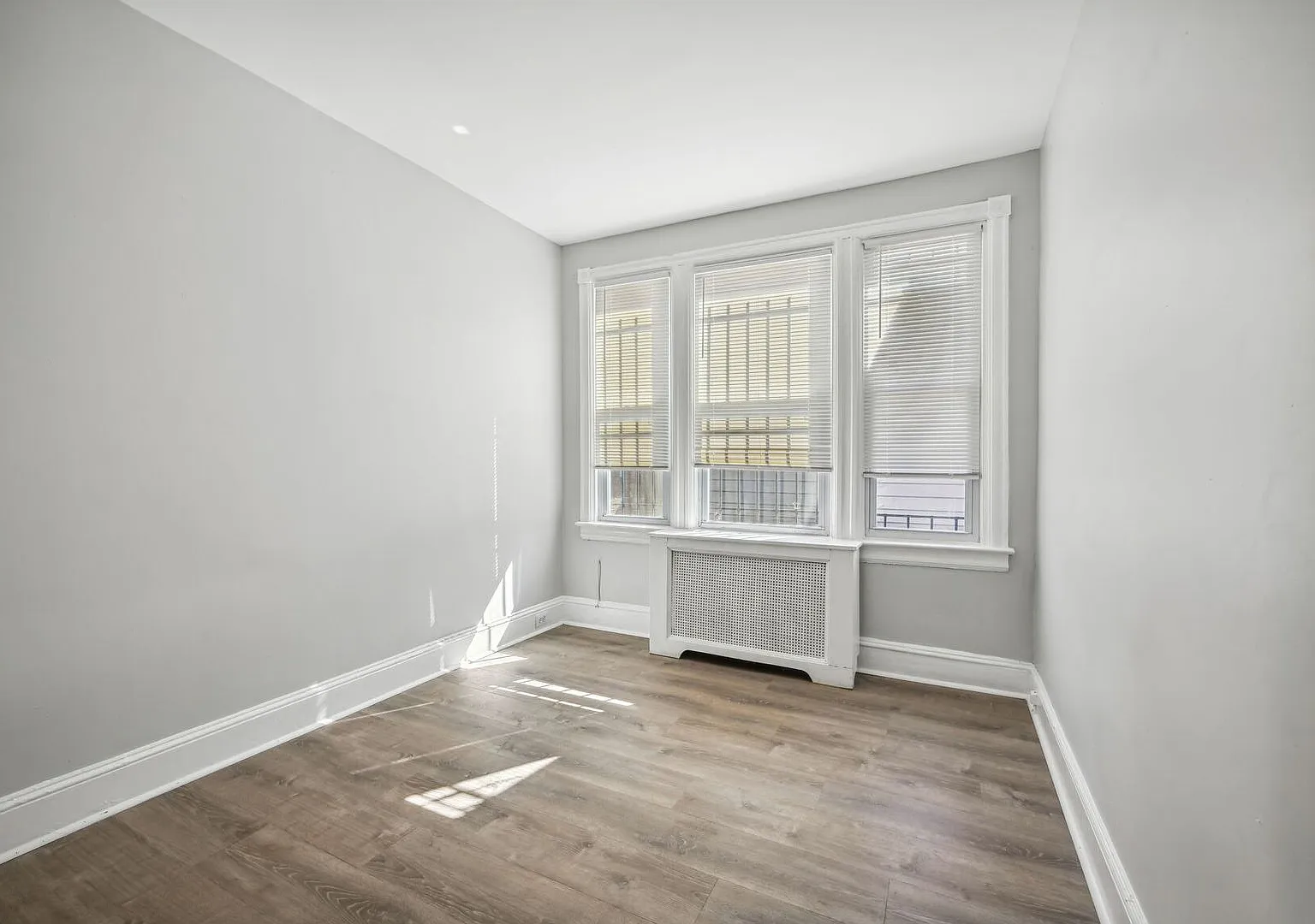 All Utilities Included - 5BR/2BA Rowhome with Washer/Dryer — Photo 2