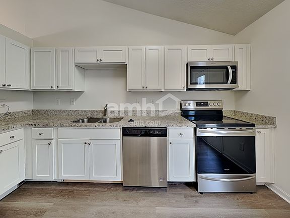 3rd image of 6556 Cloverlawn Cir