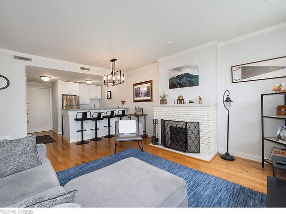 4th image of 921 N La Salle Dr APT 15