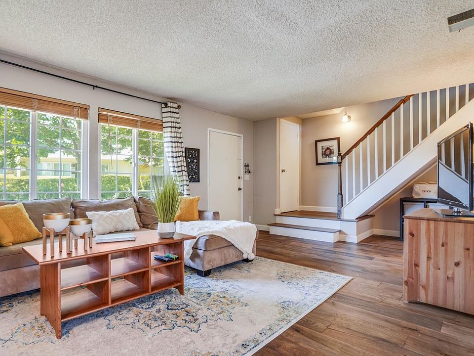 1st image of 1809 Queen Victoria Way