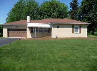 90 Ellis Ave, Hermitage, PA 16148