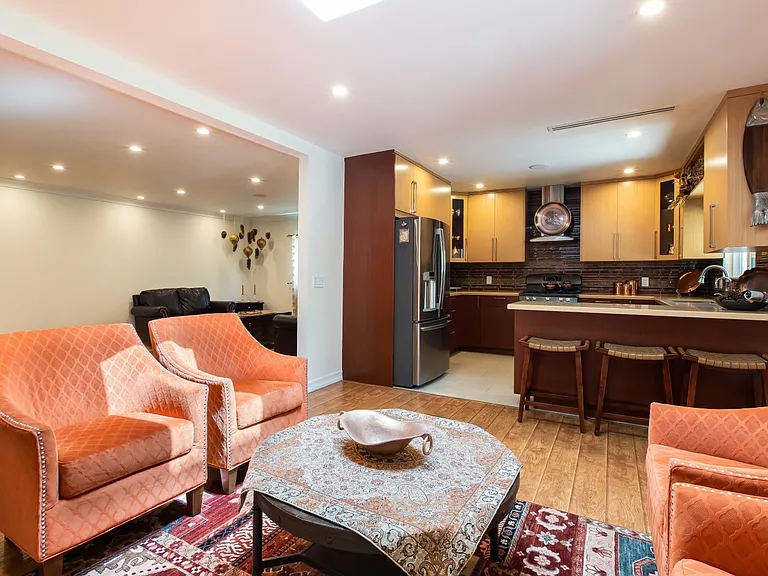 336 W Lexington Dr — Photo 9