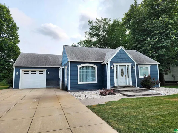 1006 Railroad St, Boyden, IA 51234